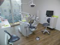 Behandlungszimmer Zahnarztpraxis Schm&uuml;cker: 08332-8323